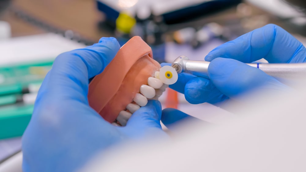 Entretien de prothèses dentaires amovibles